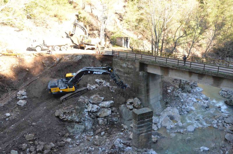 Çamlıyayla’da köprü ayakları güçlendiriliyor
