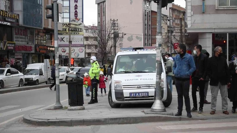 Kırmızı ışıkta geçen yayalara polisten güldüren uyarı: “Geri çekil”
