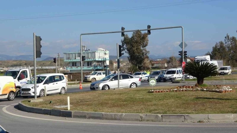 Kırmızı ışığı son anda fark edip fren yapınca 2 araca birden çarptı
