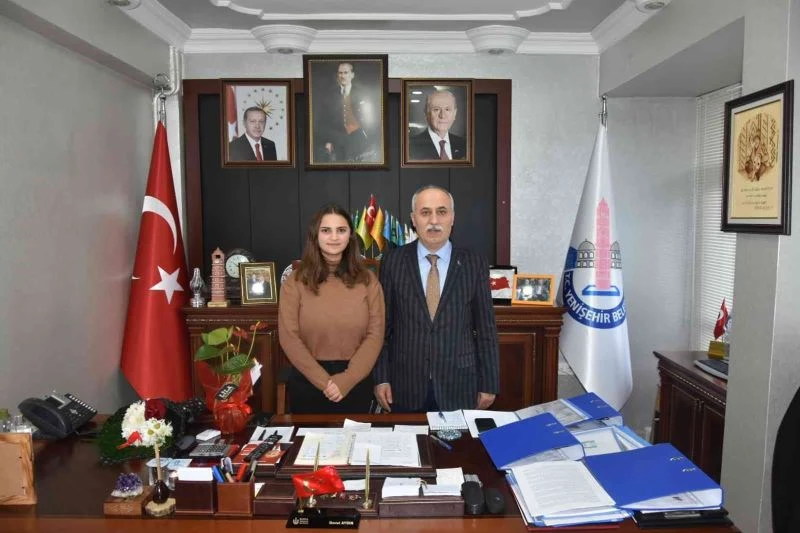 Kızını belediye başkanının koltuğunda gören anne duygulandı
