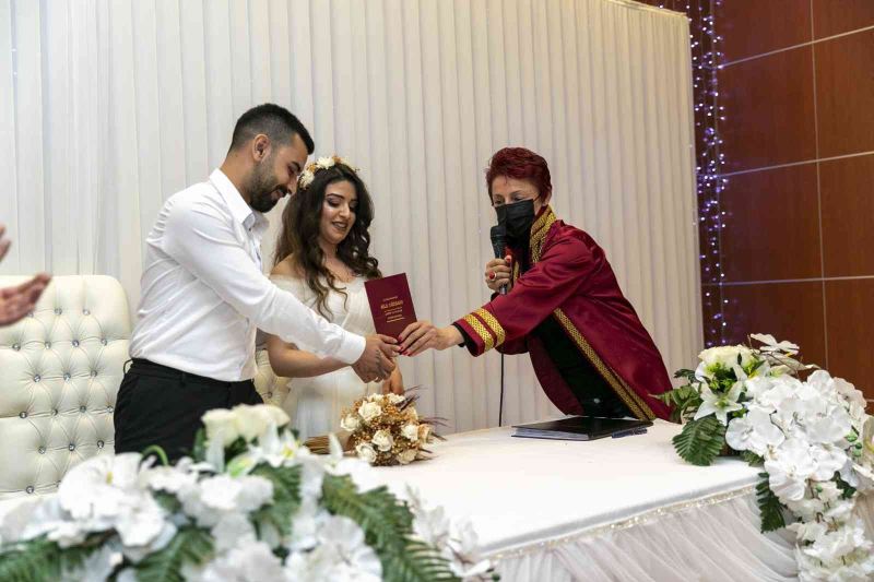 Mersin’de ’Sevgililer Günü’nde nikah yoğunluğu yaşandı
