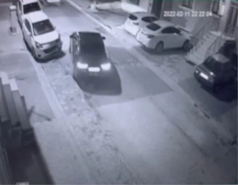 Ataşehir’de park halindeki araca çarpıp arkasına bakmadan kaçtı
