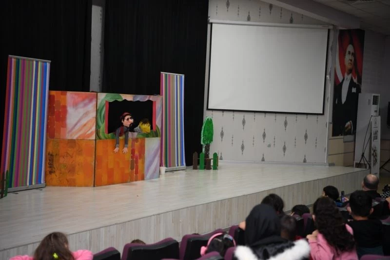 Kartepe’de minikler kukla tiyatrosu ile eğlendi
