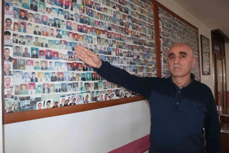 Müşterilerinin fotoğraflarından 4 bin 500 parçalık koleksiyon yaptı
