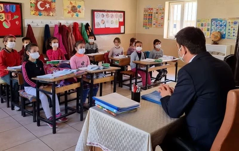 Kaymakam Ayrancı öğrenci ve köy sakinleriyle bir araya geldi
