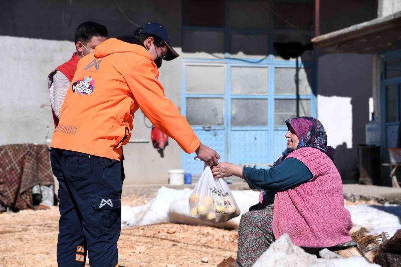 Mersin Büyükşehir belediyesinden limon üreticisine destek! Üreticiden aldıkları limonu vatandaşa dağıttılar