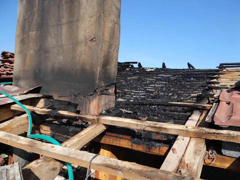 Çatı yangını itfaiyenin erken müdahalesi ile büyümeden söndürdü
