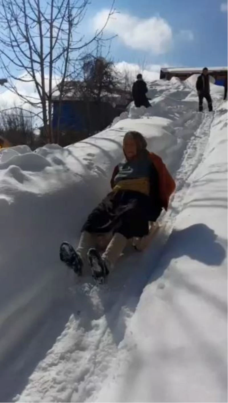 95 yaşındaki Saadet ninenin tahta kızak keyfi
