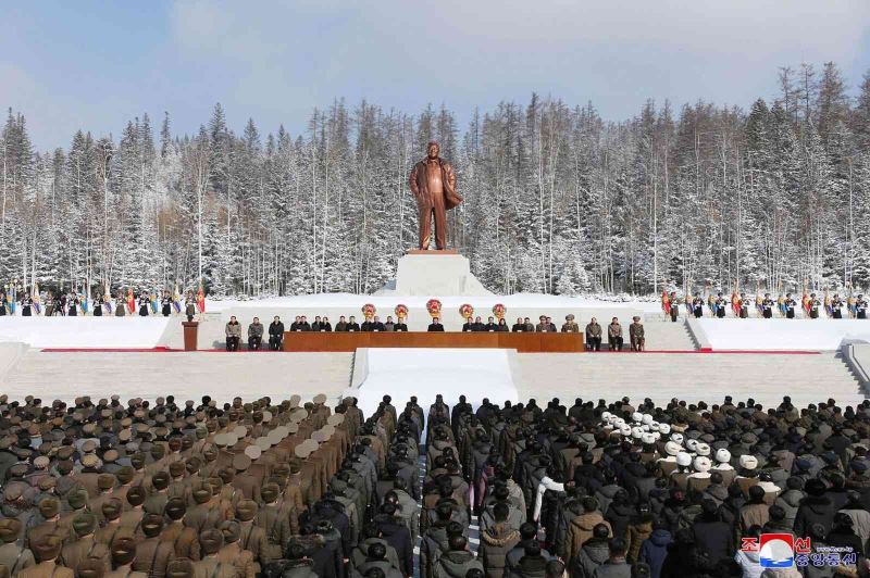 Kuzey Kore’de eski lider Kim Jong Il’in doğum günü törenle kutlandı
