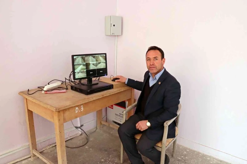 Kendi cebinden mahallesinin bütün giriş ve çıkışlarına güvenlik kamerası yerleştirdi
