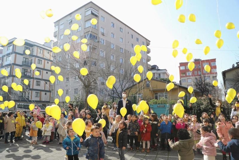 Kartal’da kansere dikkat çekmek için gökyüzüne sarı balonlar bırakıldı
