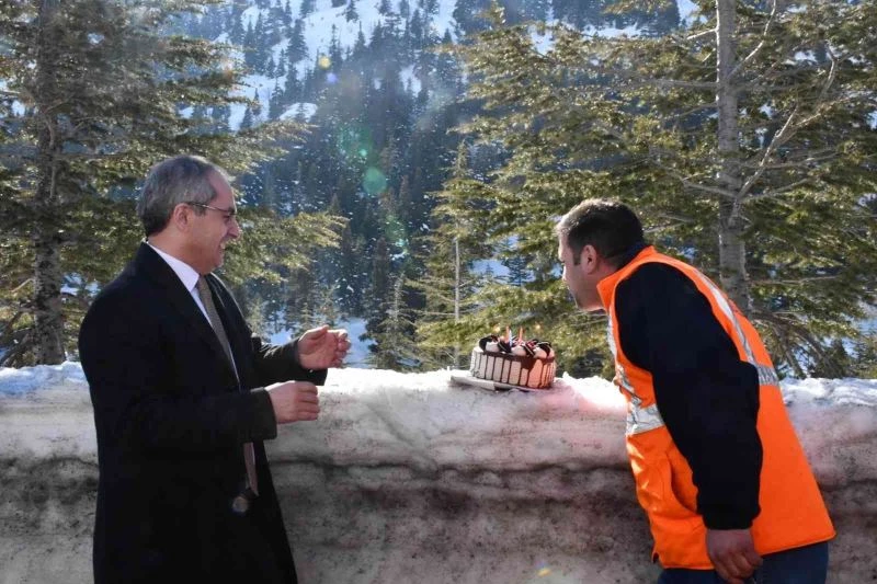 Bir metre kar üzerinde kara yolları çalışanına doğum günü sürprizi
