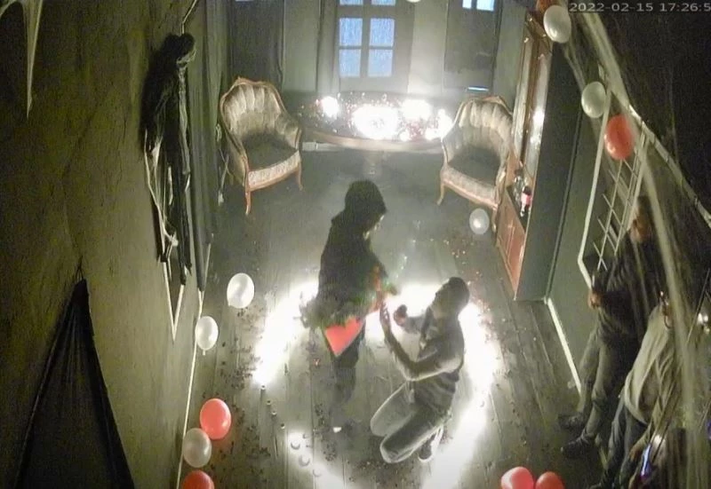 Önce korkuttu, sonra evlenme teklifi etti
