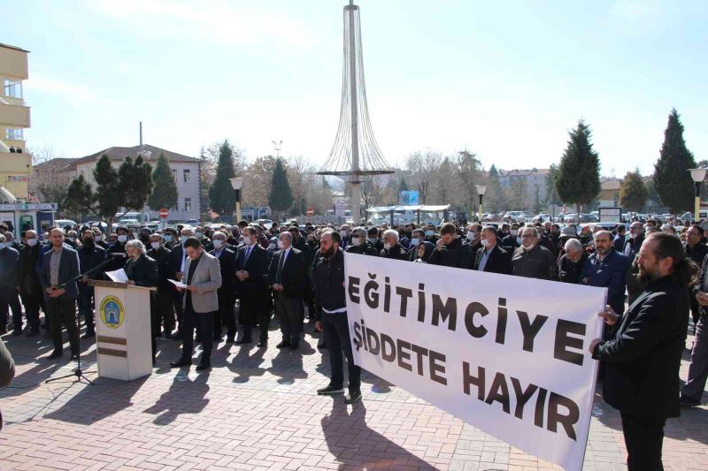 Kütahya’da öğretmenler Remzi Özdemir’e yönelik saldırıyı kınadı
