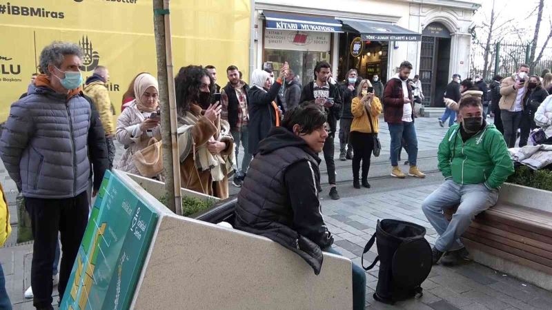 İstiklal Caddesi’nde renkli görüntüler: Sokak müzisyenleri çaldı, turistler eğlendi
