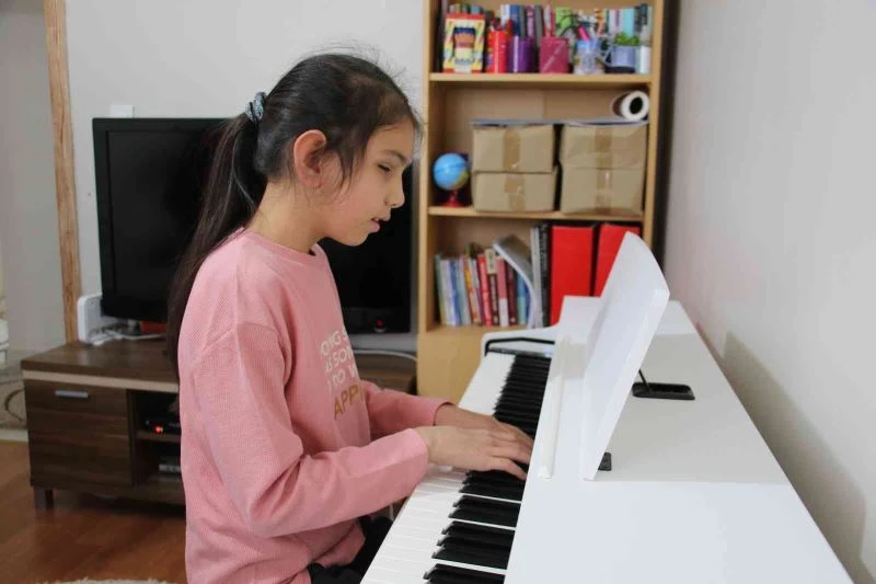 Merasim Sokak’taki terör saldırısında gözlerini kaybeden Buse hayata müzikle tutunuyor
