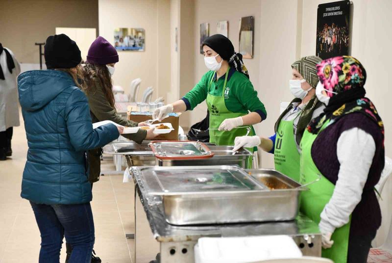 Üniversitelilere ücretsiz yemek hizmeti 3 noktada devam edecek
