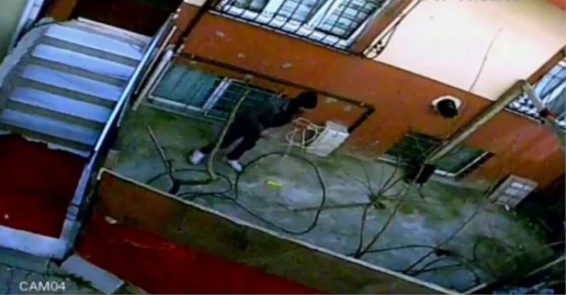 Bahçedeki elektrik kablosunu çalan hırsız, olay yerinden hızla uzaklaştı
