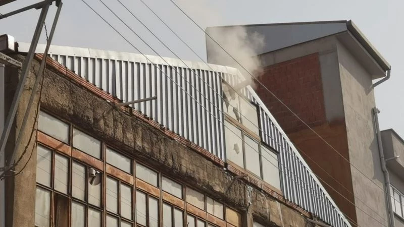 Yangına taşlarla müdahale ettiler, 30 tavuk telef oldu
