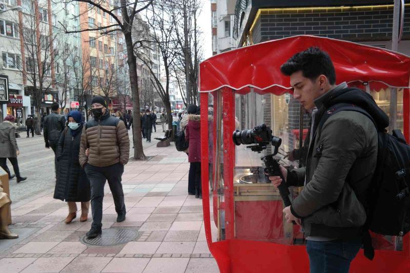 Hemşirelik öğrencisi çektiği videolarla para kazanmaya başladı
