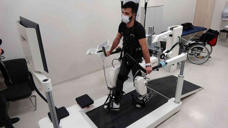 Yürüme robotuyla 4 yılda 300 hasta tedavi gördü

