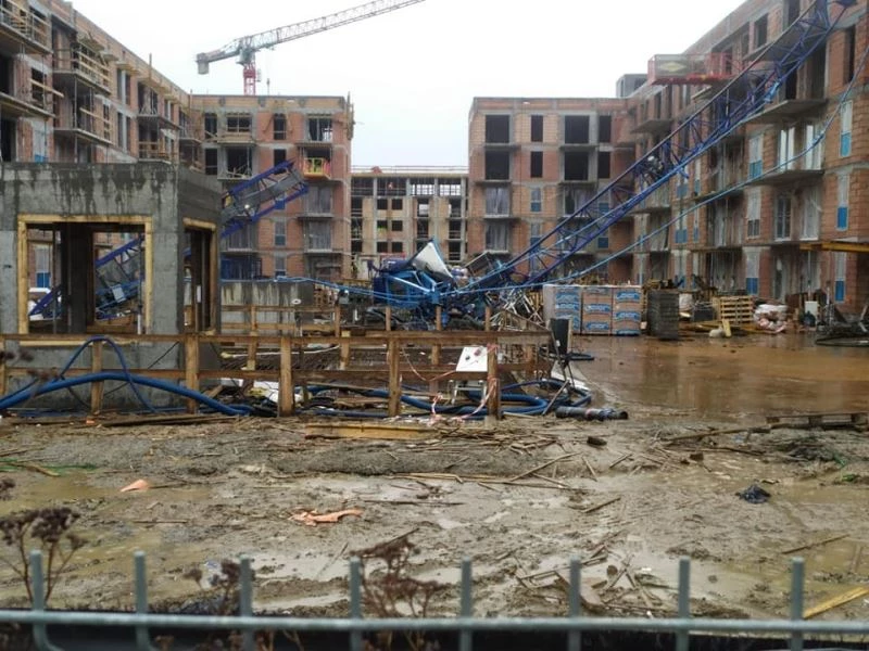 Polonya’da şiddetli fırtına vinç kulesini devirdi: 2 ölü, 4 yaralı
