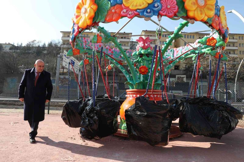 Keçiören’deki yeni lunaparkın oyuncakları kuruluyor
