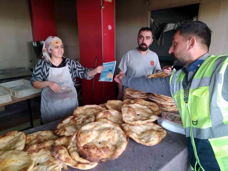 Akdeniz Belediyesi, soba zehirlenmelerine karşı halkı broşürle uyardı
