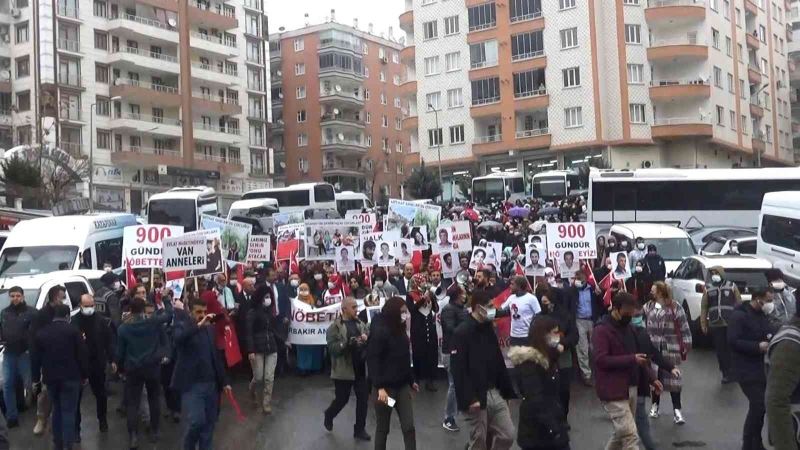 Evlat nöbetindeki aileler, ‘Şehitler ölmez, vatan bölünmez’ sloganları ile yürüdü
