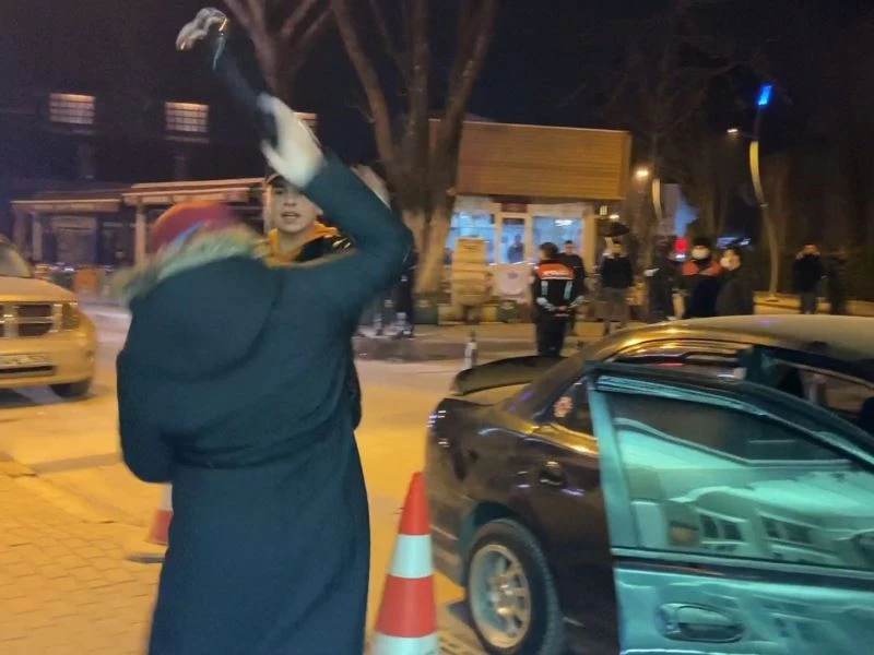 Öfkeli anne çakarlı lambayı oğlunun başında parçaladı
