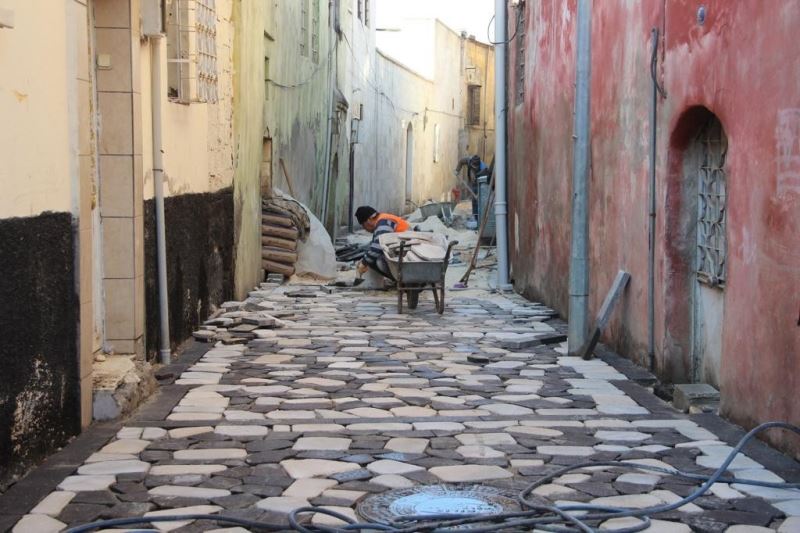 Kilis’in tarihi dar sokakları bazalt taşı döşeniyor
