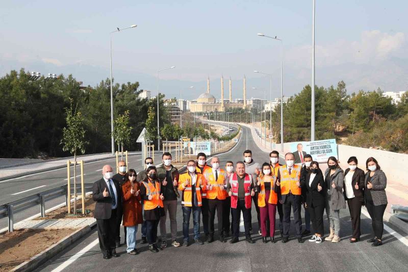 Üniversite Caddesi’ndeki yeni yol trafiğe açıldı
