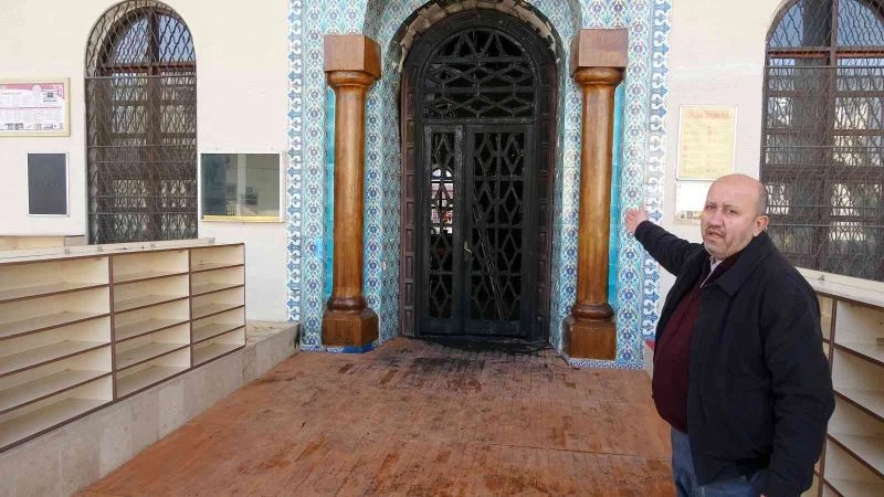 Osmaniye’de tarihi caminin kapısını yaktılar