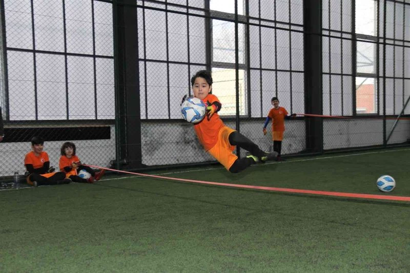  Genç eldivenler “Milli forma” için aralıksız mücadele ediyor
