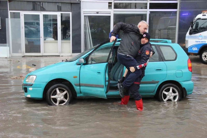 Otomobilde mahsur kalan sürücüyü, itfaiye eri kucağında taşıdı
