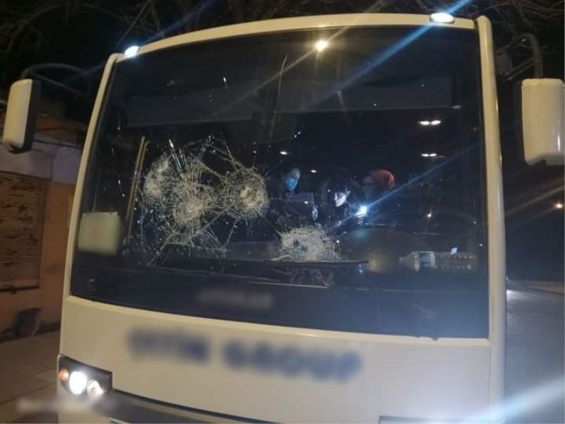 Taşlı saldırganlar dehşet saçtı, işçi servisinin camları kırıldı: 1 yaralı
