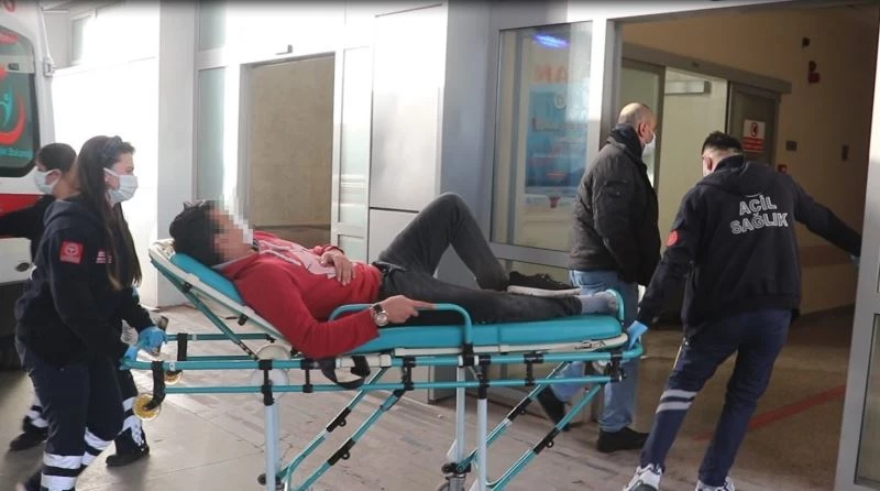 Babasıyla tartışan 16 yaşındaki genç kendini bıçakladı
