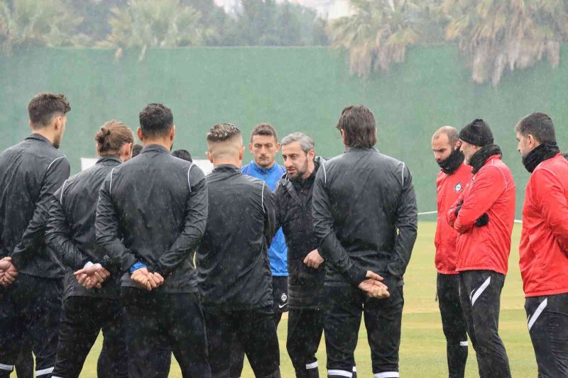 Siyah beyazlı iki ekip karşı karşıya: Altay deplasmanda oynayacağı Beşiktaş maçına hazır