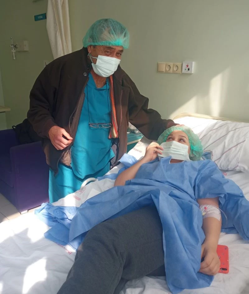 Baş ağrısı şikayetiyle hastaneye gitti burnundan taş çıktı
