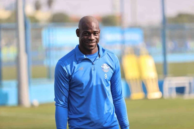 Mario Balotelli saçlarını kazıttı
