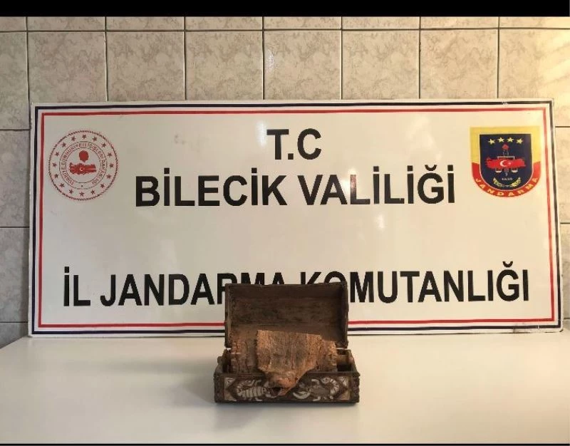 Yahudilikle ilgili terimler ve figürlerin bulunduğu yılan derisi ele geçirildi
