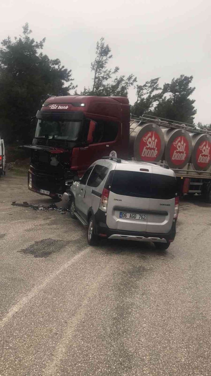 Süt tankeriyle hafif ticari araç çarpıştı: 1 yaralı
