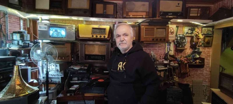 Çöpe gidecek radyoları ve gramofonları ilk günkü ihtişamına kavuşturuyor
