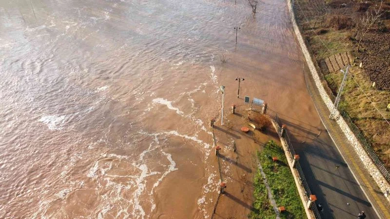 Eriyen kar suları Bartın Irmağında taşkınlar oluşturdu
