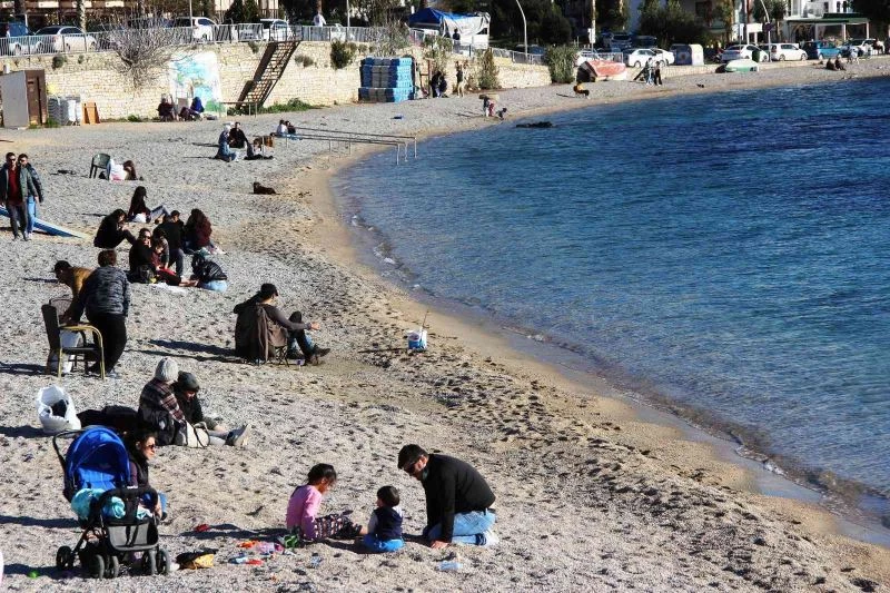 Şubat ayında deniz keyfi: Güneşi gören sahile koştu
