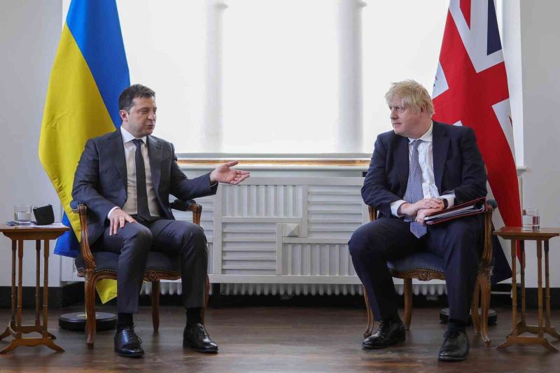 Zelenskiy ve Johnson’dan Donbass krizi konusunda diplomasi çağrısı
