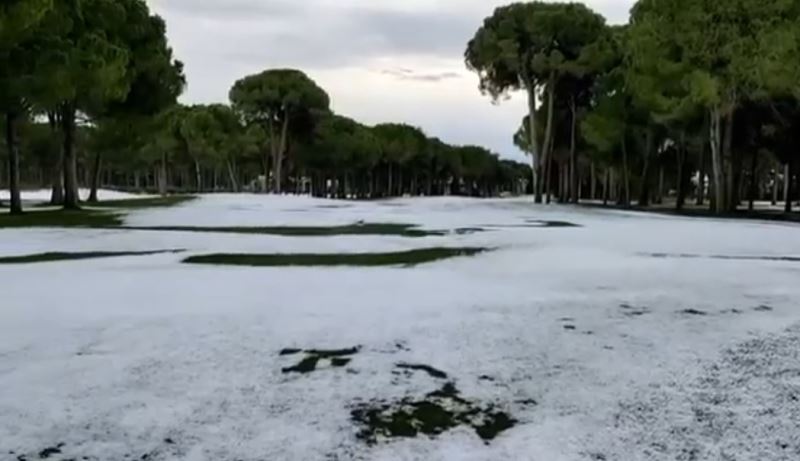 Aniden bastıran dolu, Antalya’da golf sahalarını beyaza bürüdü
