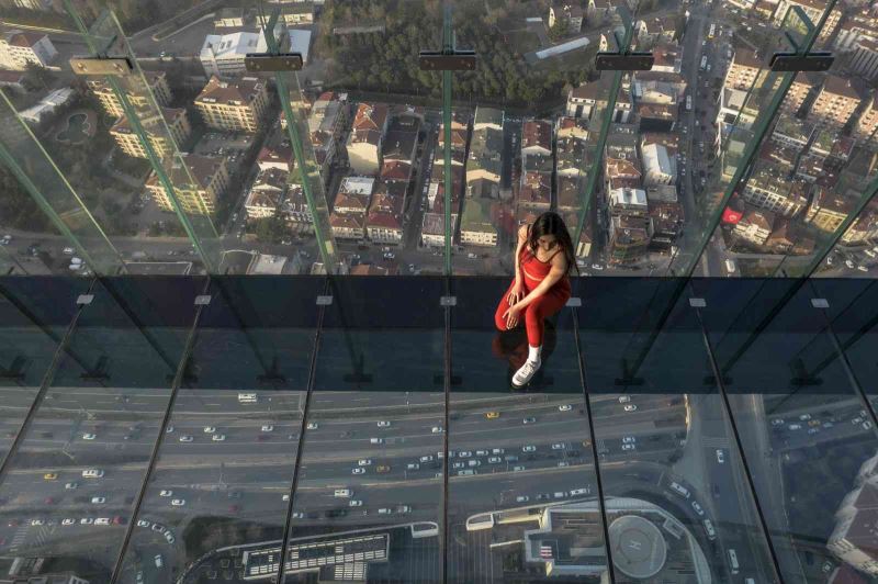 İstanbul’da metrelerce yükseklikteki cam zemin üzerinde adrenalin dolu yürüyüş
