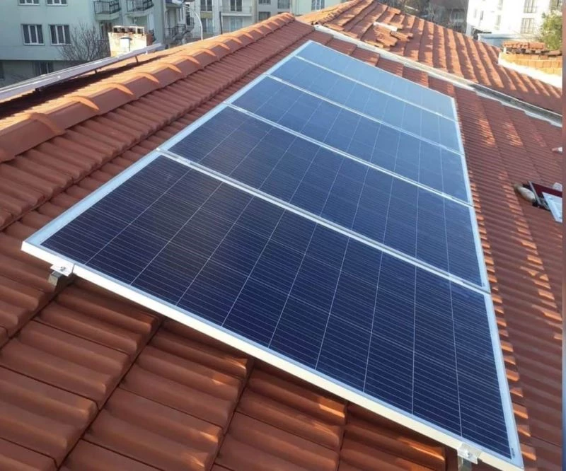 Evinin elektriğini kendi üretiyor
