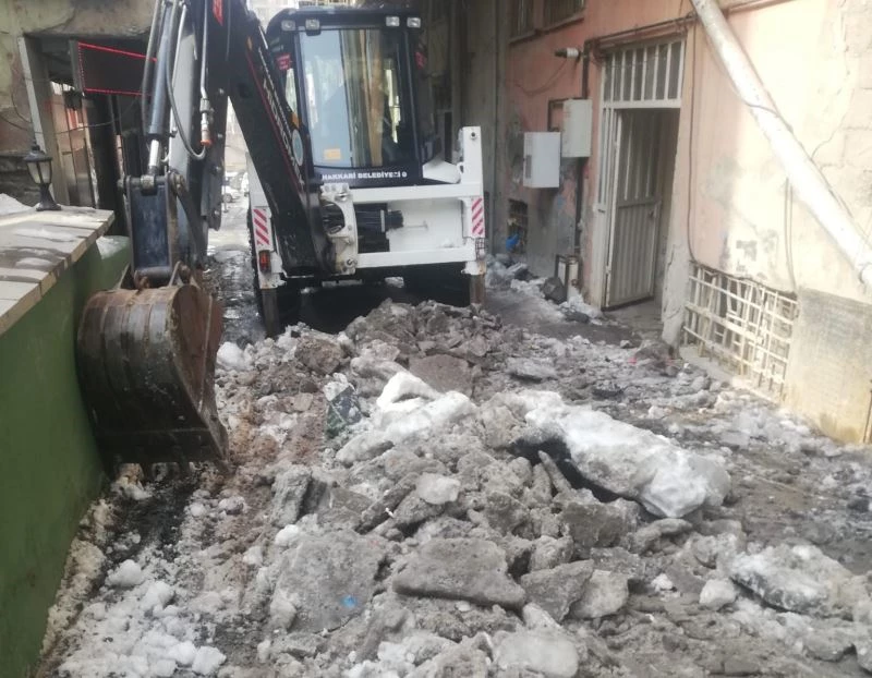 Hakkari Belediyesi buzla mücadele etti
